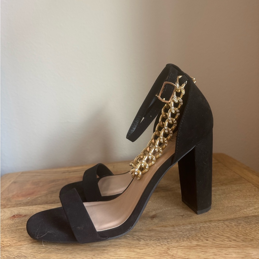 Elegant Black Heel with Gold Chain